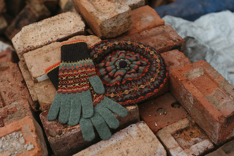 Alloa Gloves in Tyrian-Thistle
