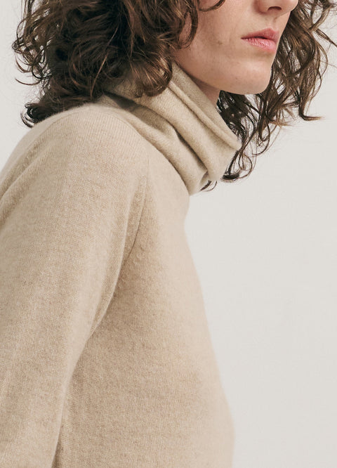 Rollneck Essential Pullover in Beige Raw